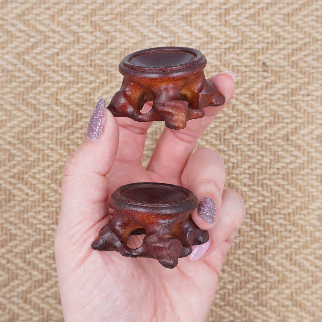 Fából faragott golyótartó állvány