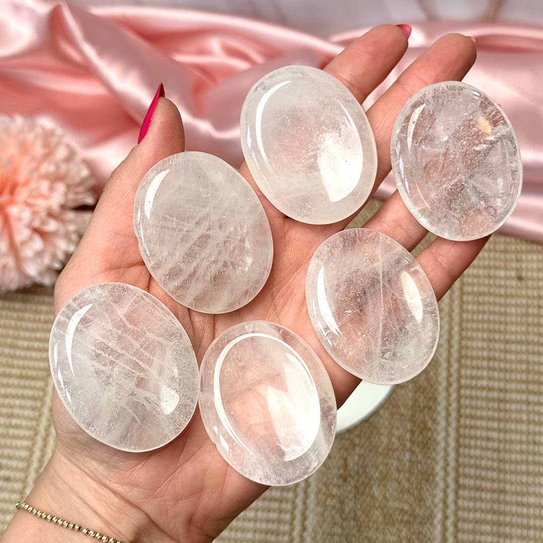 Hegyikristály stresszoldó marokkő - prémium ("worry stone", aggódókő, nyugikő)