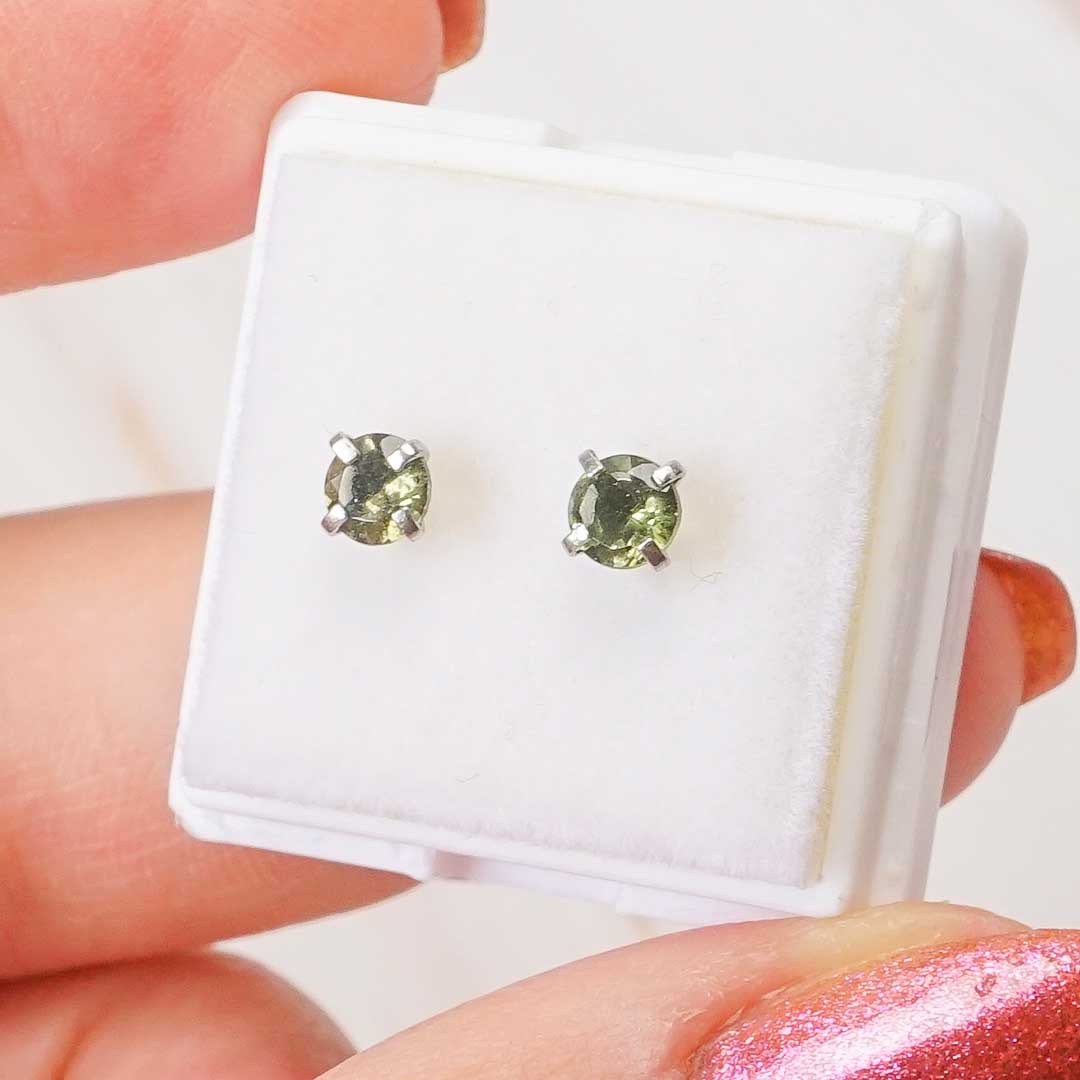 Moldavit fülbevaló csiszolt moldavittal - 4 mm-es kővel