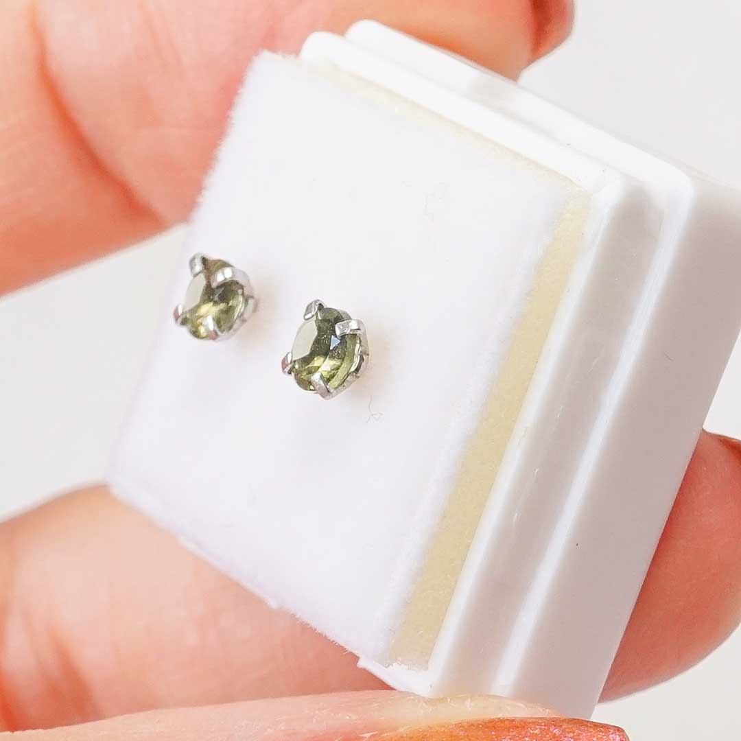 Moldavit fülbevaló csiszolt moldavittal - 4 mm-es kővel - Image 2