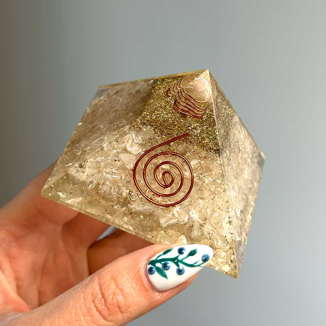 Orgonit piramis Hegyikristállyal - jelenleg élet virága mintával!