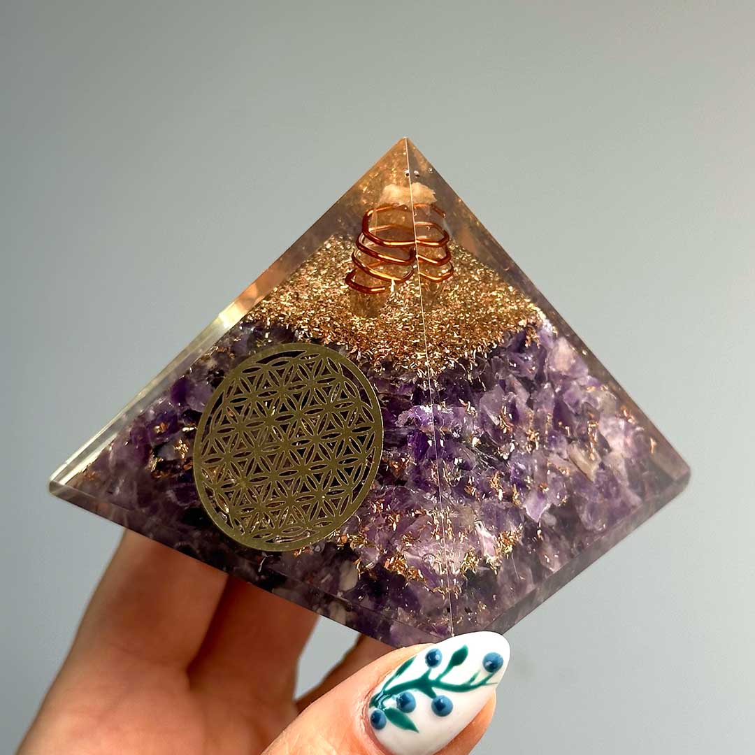 Orgonit piramis Ametiszttel és Hegyikristállyal