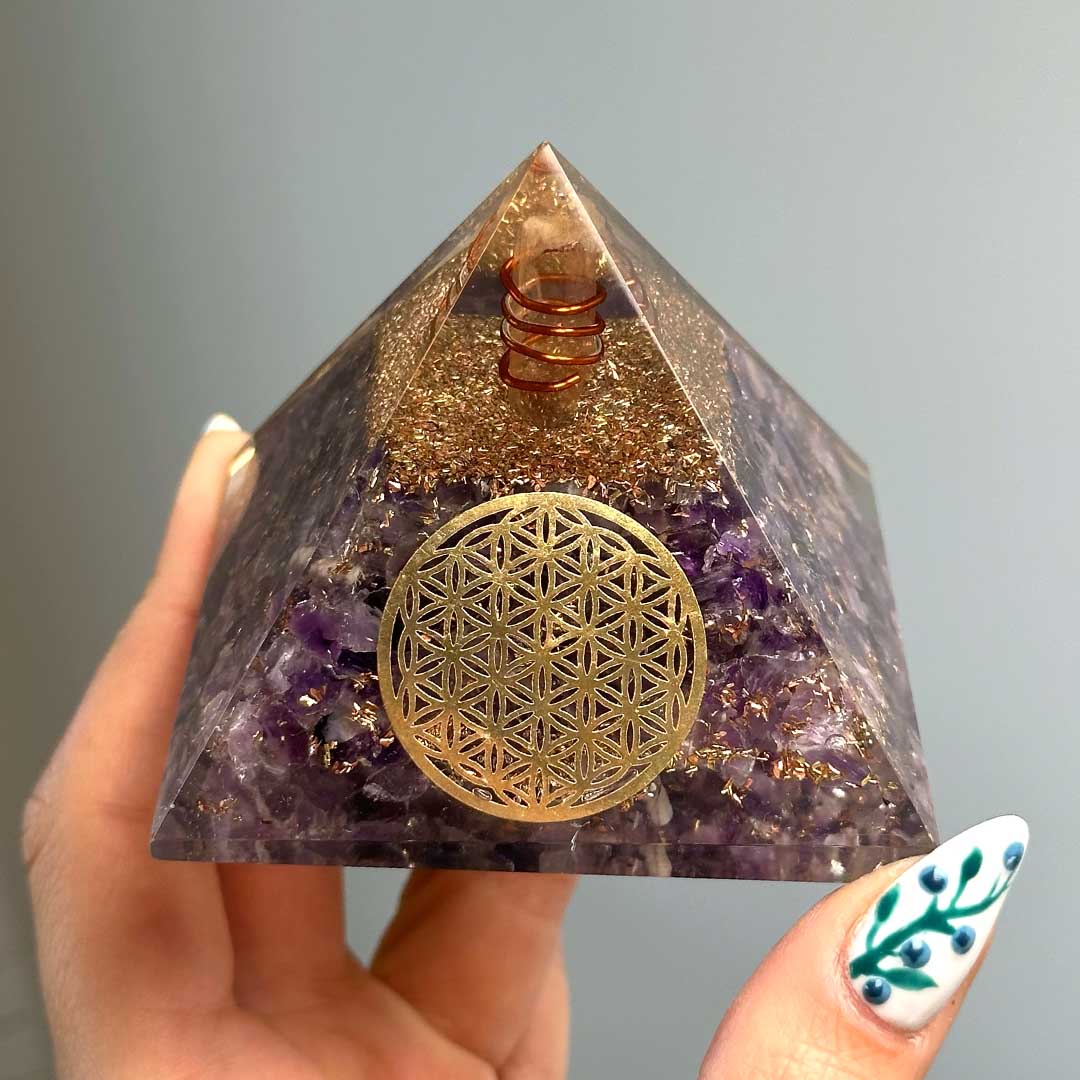 Orgonit piramis Ametiszttel és Hegyikristállyal - Image 2