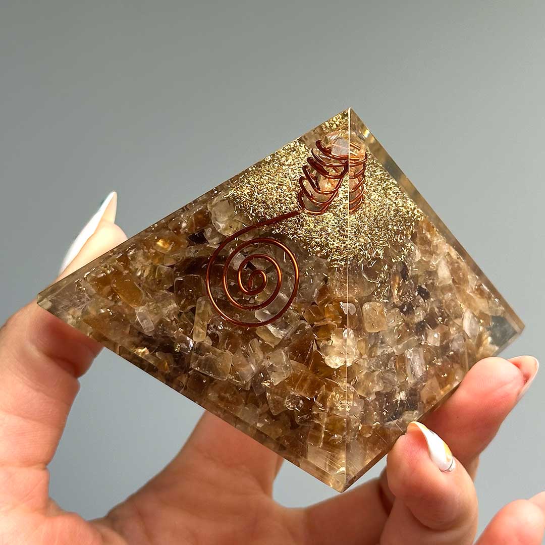 Orgonit piramis Golden Healerrel és Hegyikristállyal - Image 4