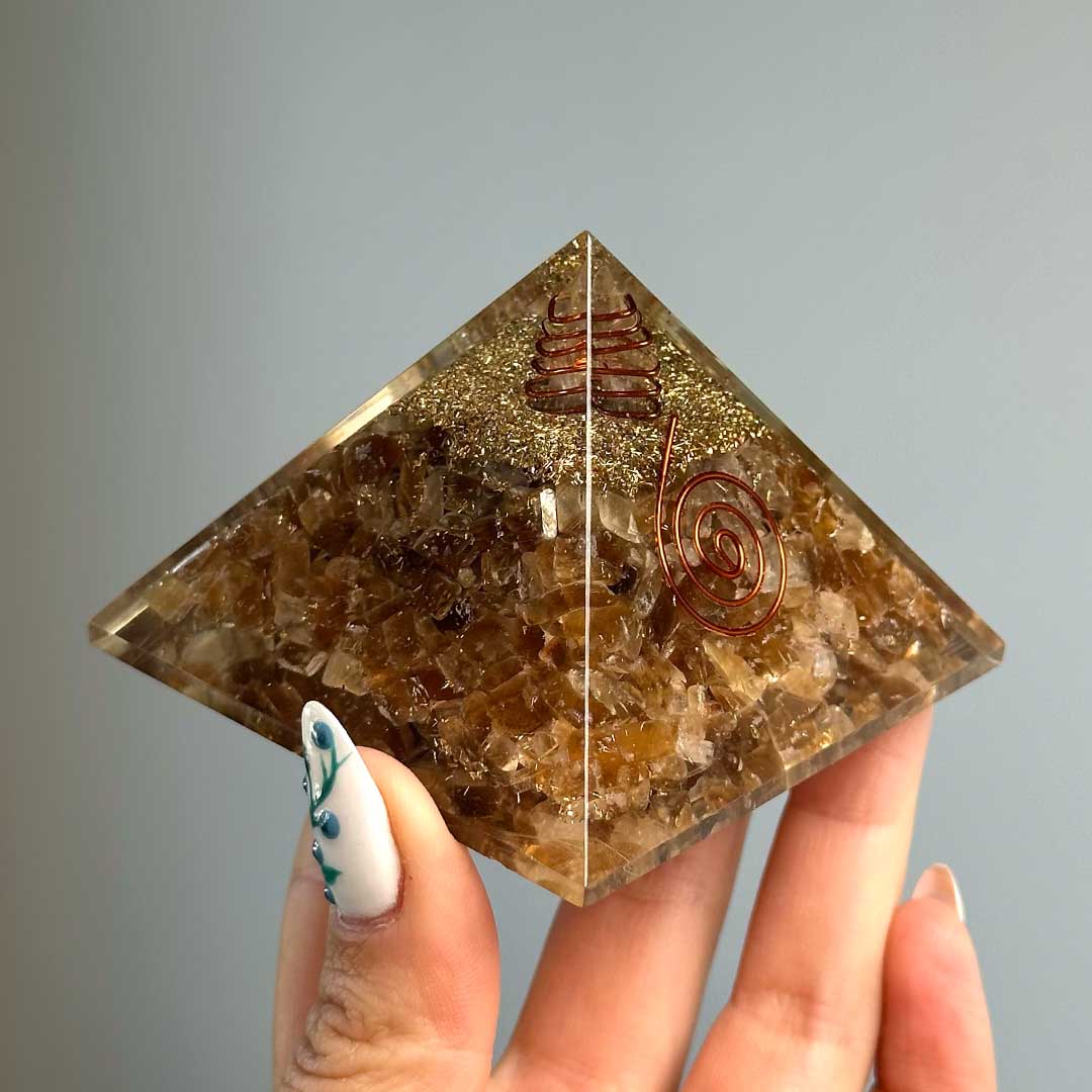 Orgonit piramis Golden Healerrel és Hegyikristállyal