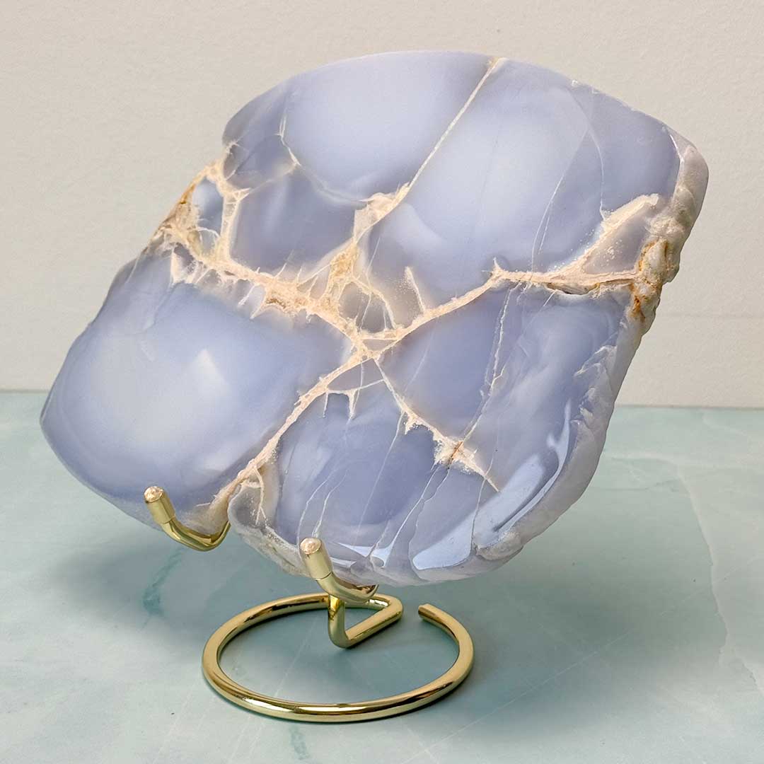 Aranyszínű fém ásvány tartó állvány szeletekhez, nyersekhez