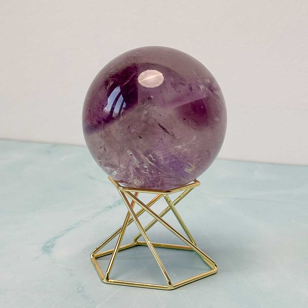 Aranyszínű fém csavart golyó tartó állvány