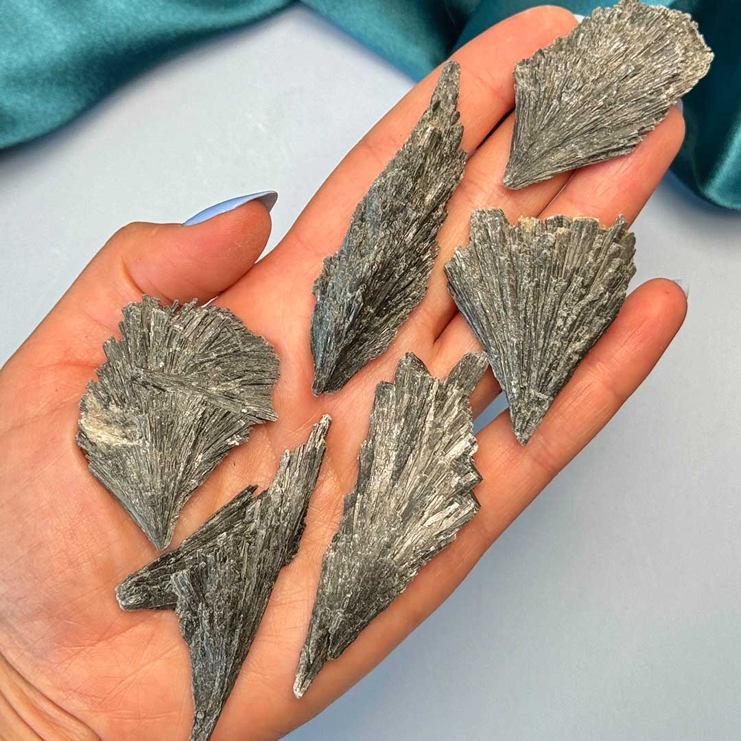 Fekete kianit nyers ásvány