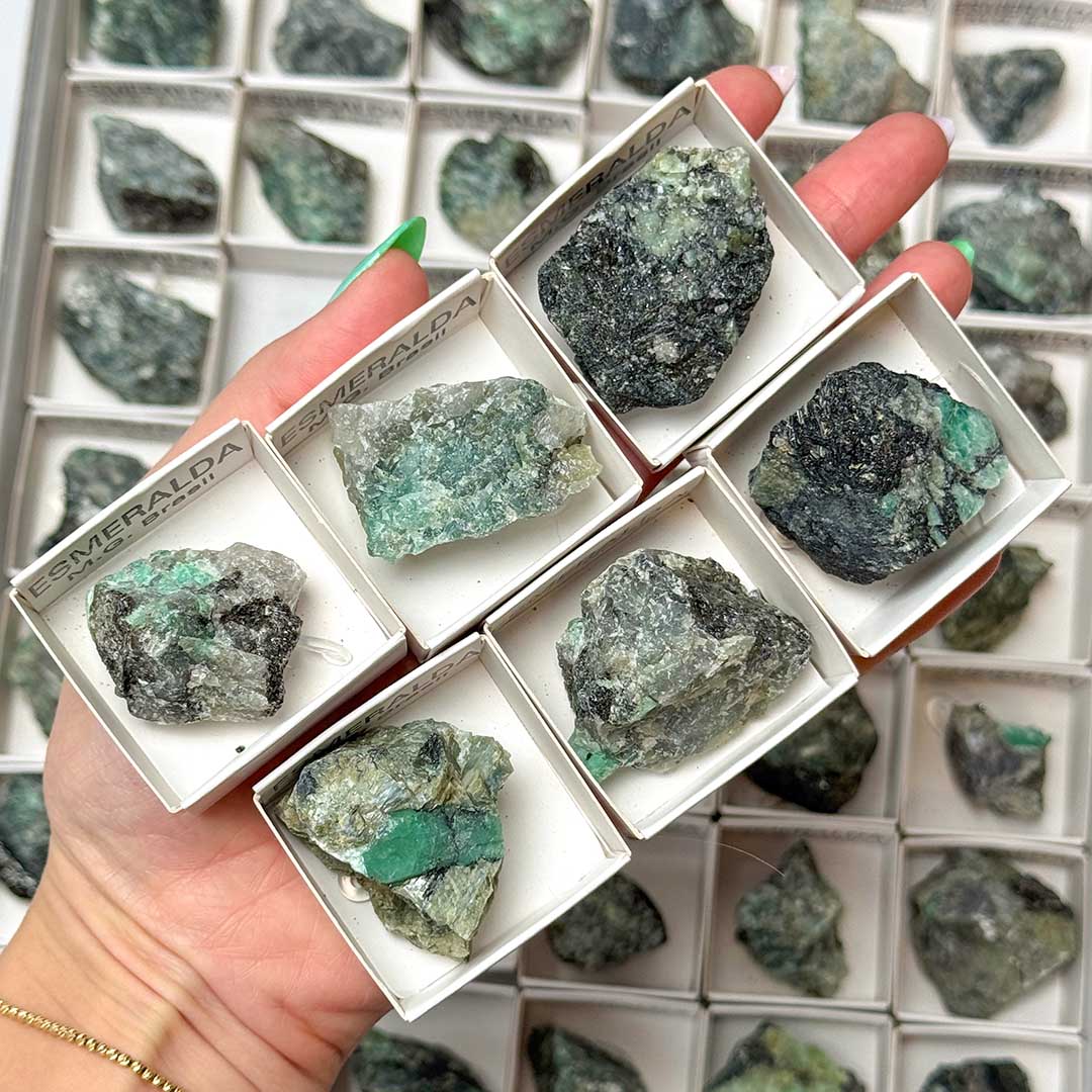 Smaragd nyers ásvány alapkőzeten