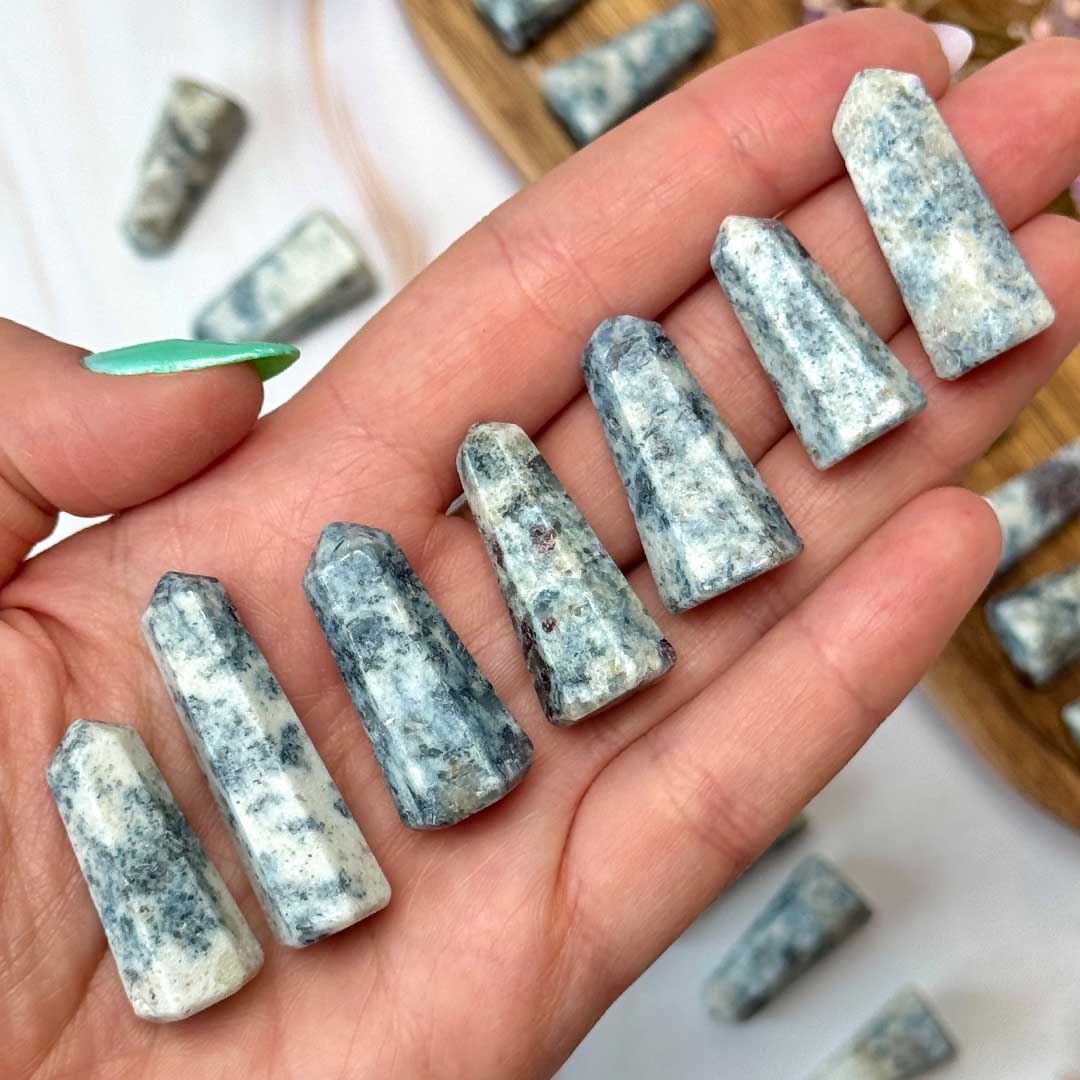 Kvarcban azurit és gránát mini torony