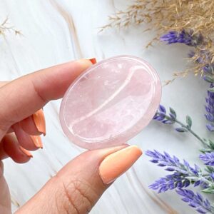 Rózsakvarc stresszoldó marokkő ("worry stone", aggódókő)