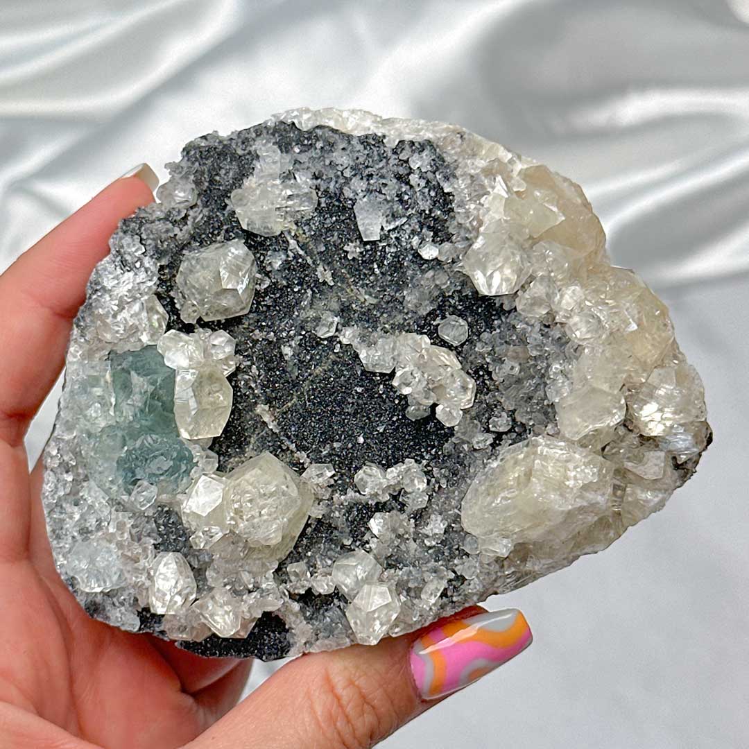 Fekete kvarcon fluorit és kalcit telep - UV reaktív!