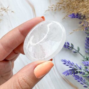 Hegyikristály stresszoldó marokkő ("worry stone", aggódókő)