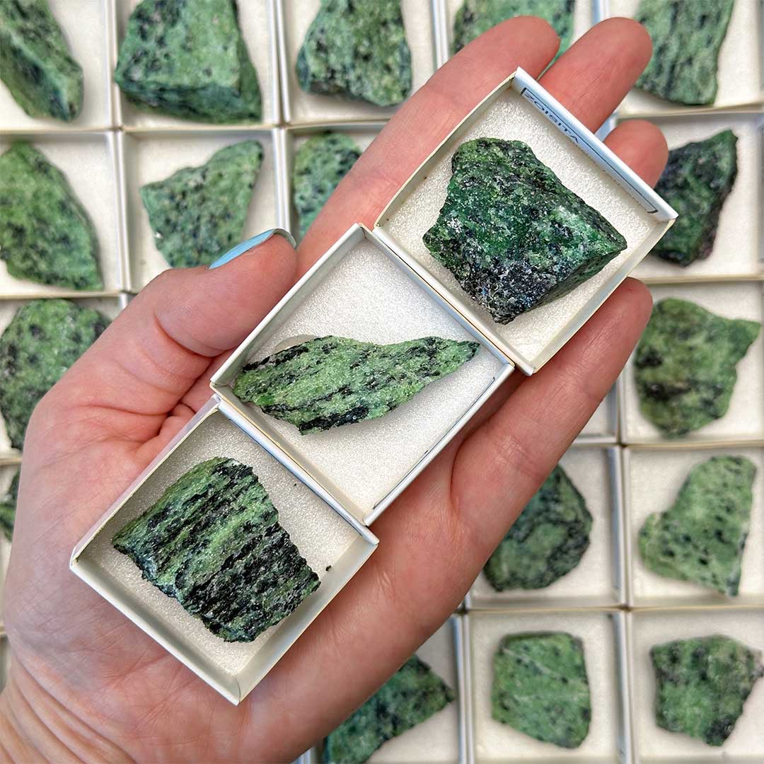 Zoizit nyers ásvány Tanzániából - most rubinnal!