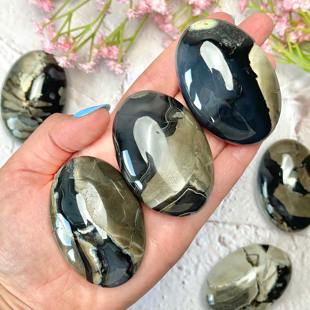 Vulkáni Achát UV reaktív marokkő (ritkaság!) - jelenleg kisebb!