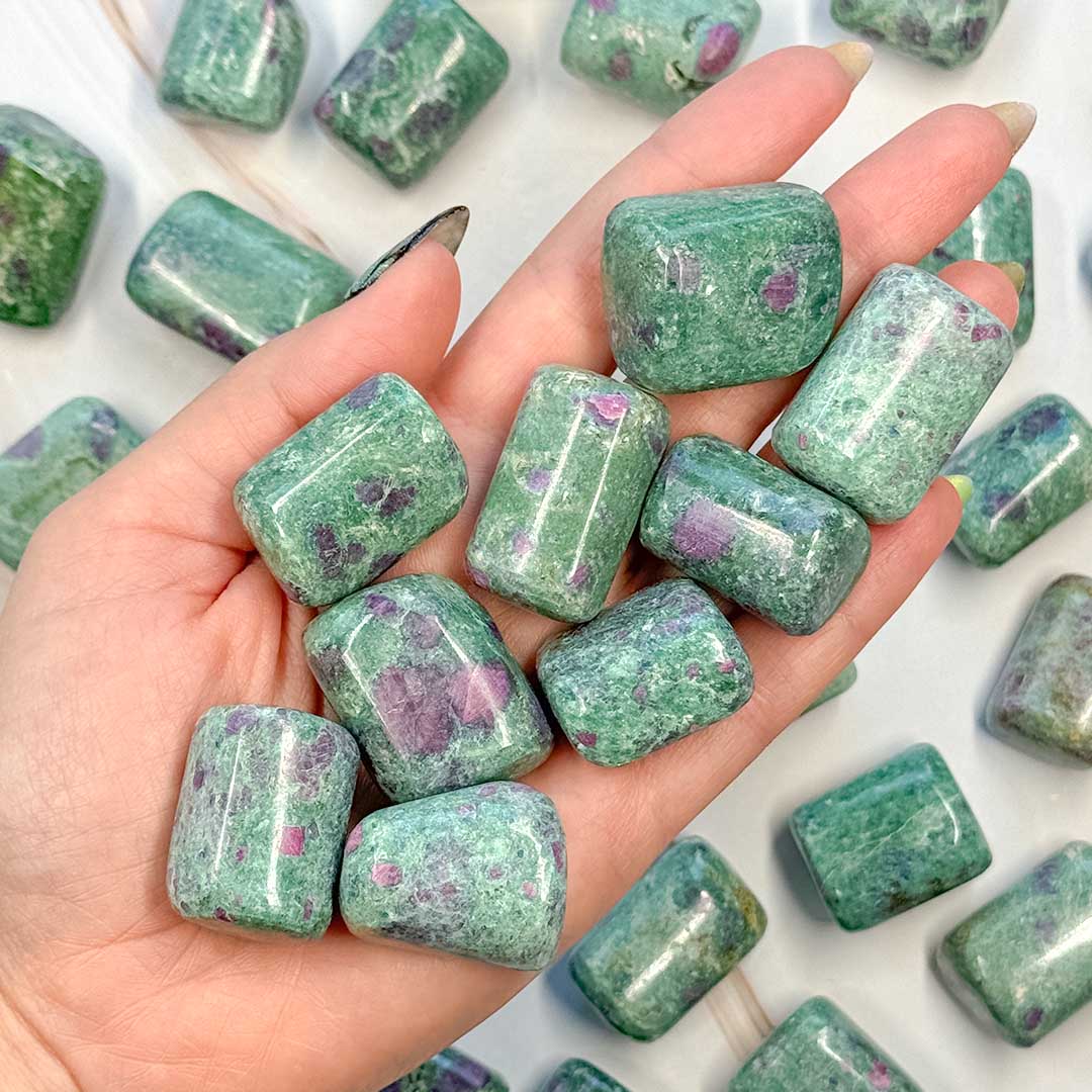 Rubin-fukszit marokkő UV reaktív