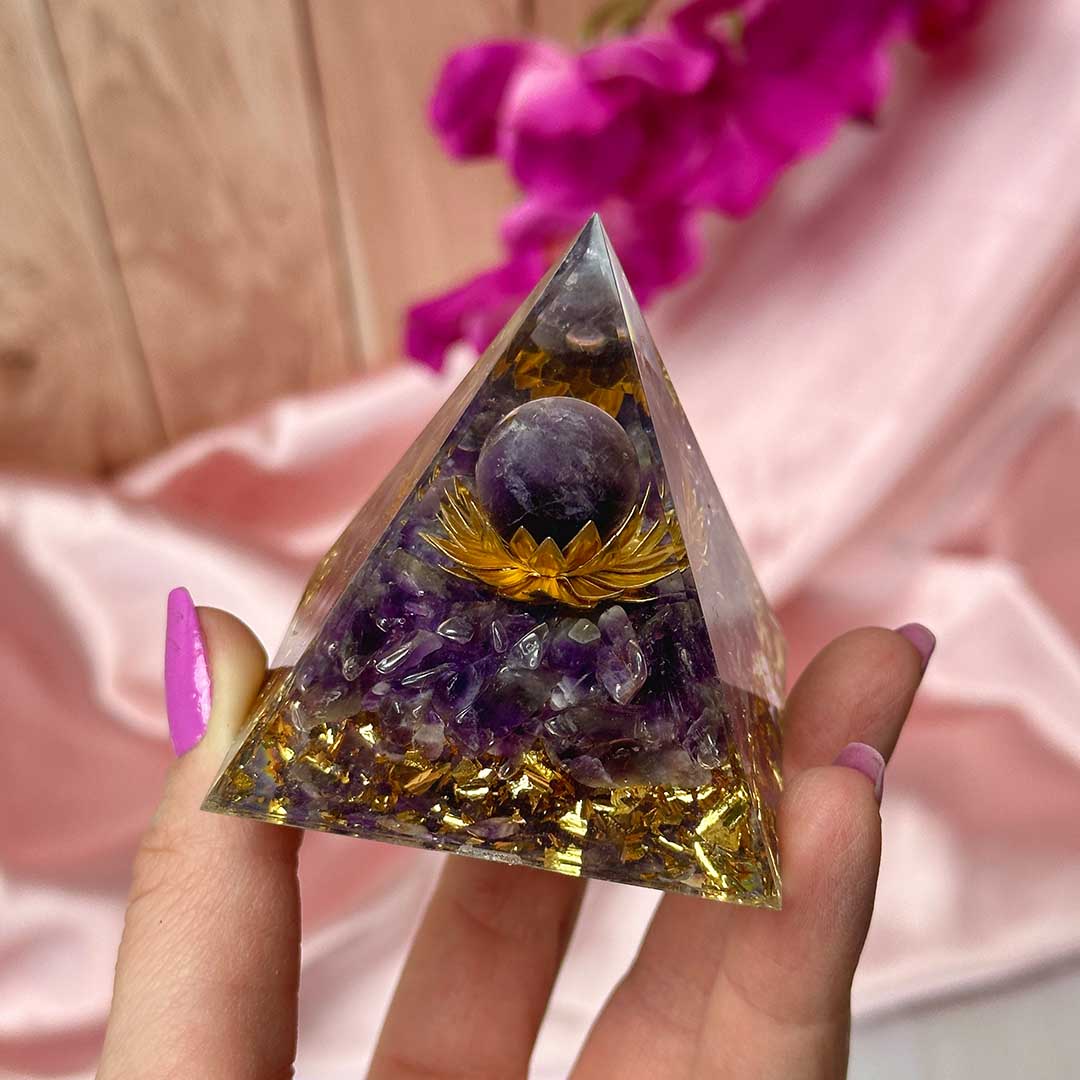 Orgonit piramis Ametiszt golyóval