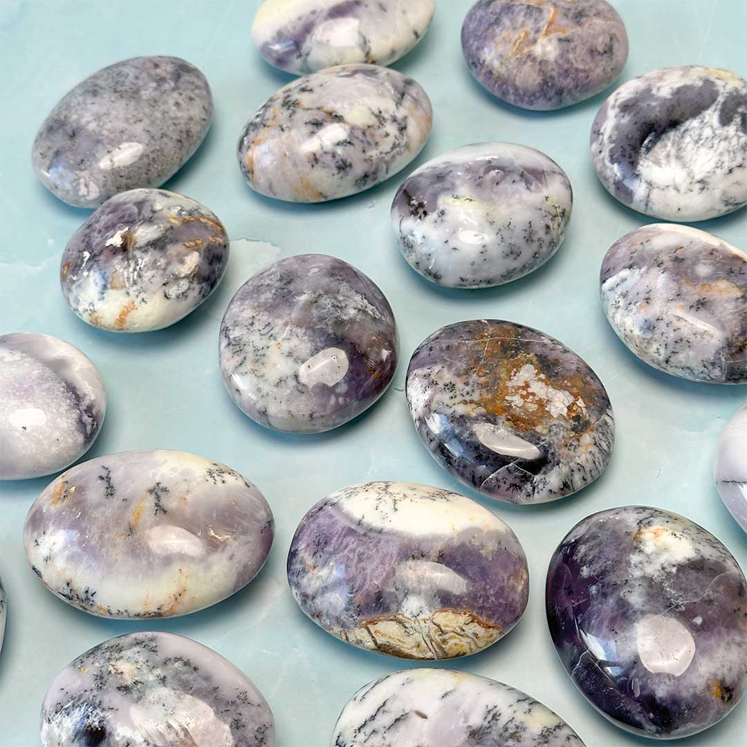 Ritka Lila színű Merlinit/Dendrites opál nagy marokkő - Image 5