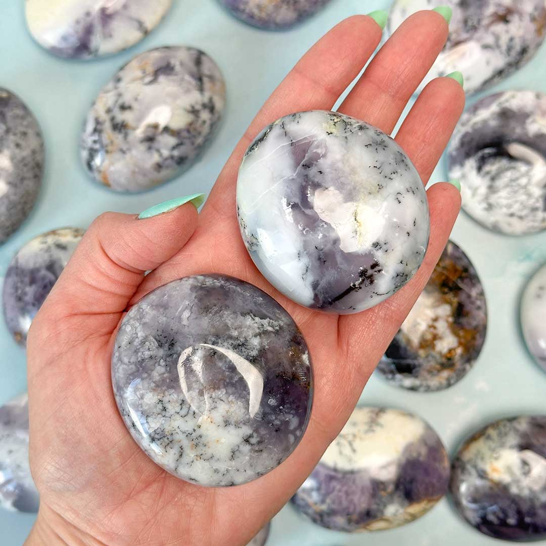 Ritka Lila színű Merlinit/Dendrites opál nagy marokkő - Image 3