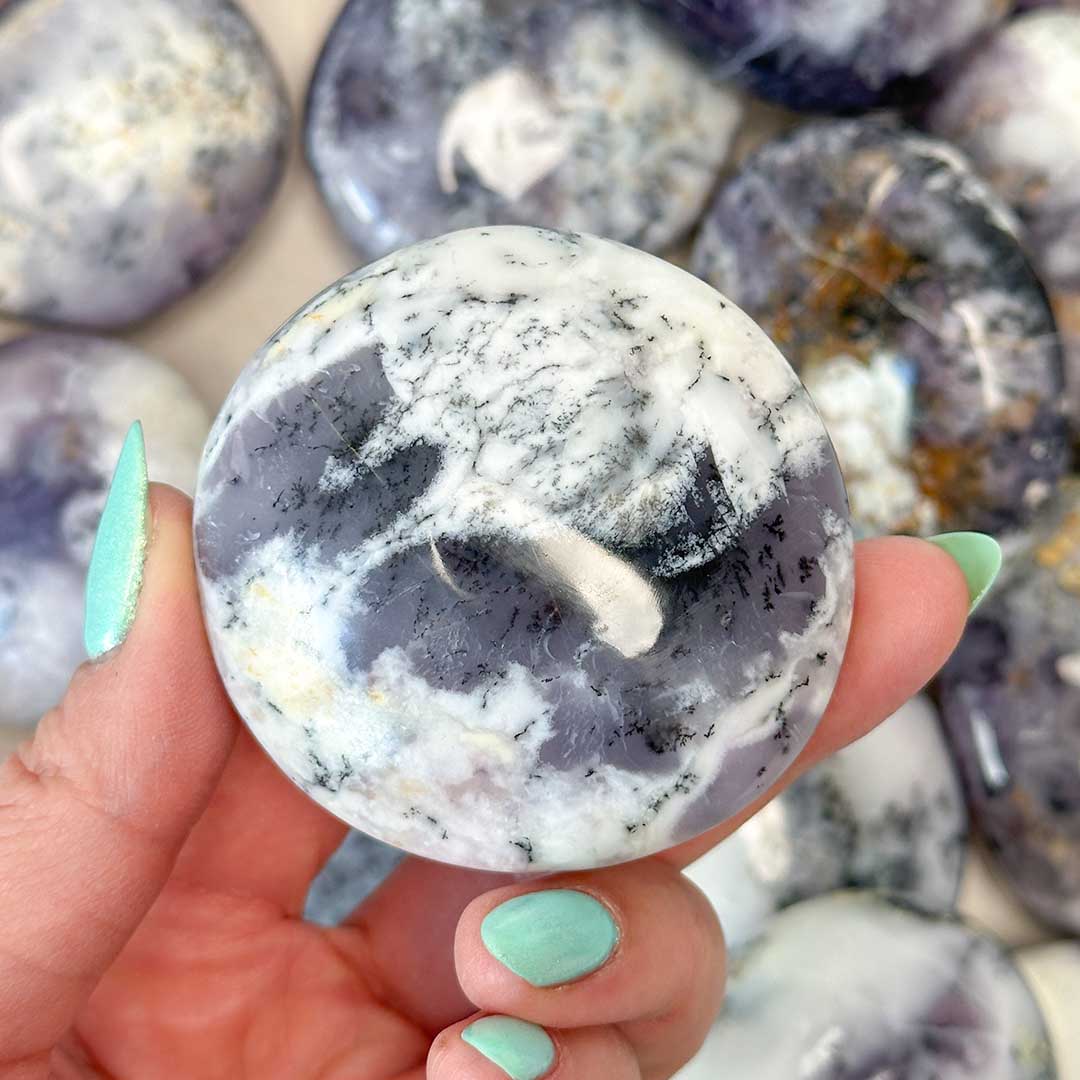 Ritka Lila színű Merlinit/Dendrites opál nagy marokkő - Image 4