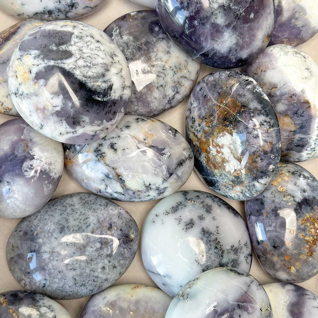 Ritka Lila színű Merlinit/Dendrites opál nagy marokkő - Image 6