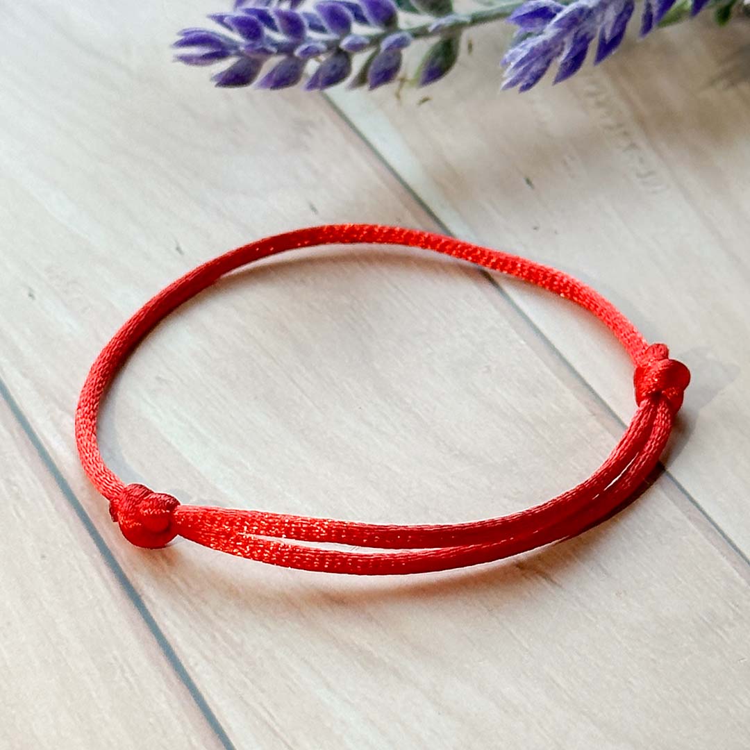 Védelmező piros fonal karkötő, paracord