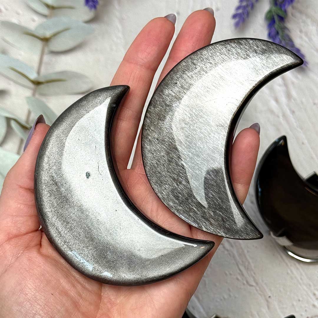 Ezüst fényű Obszidián hold faragvány - állványon!