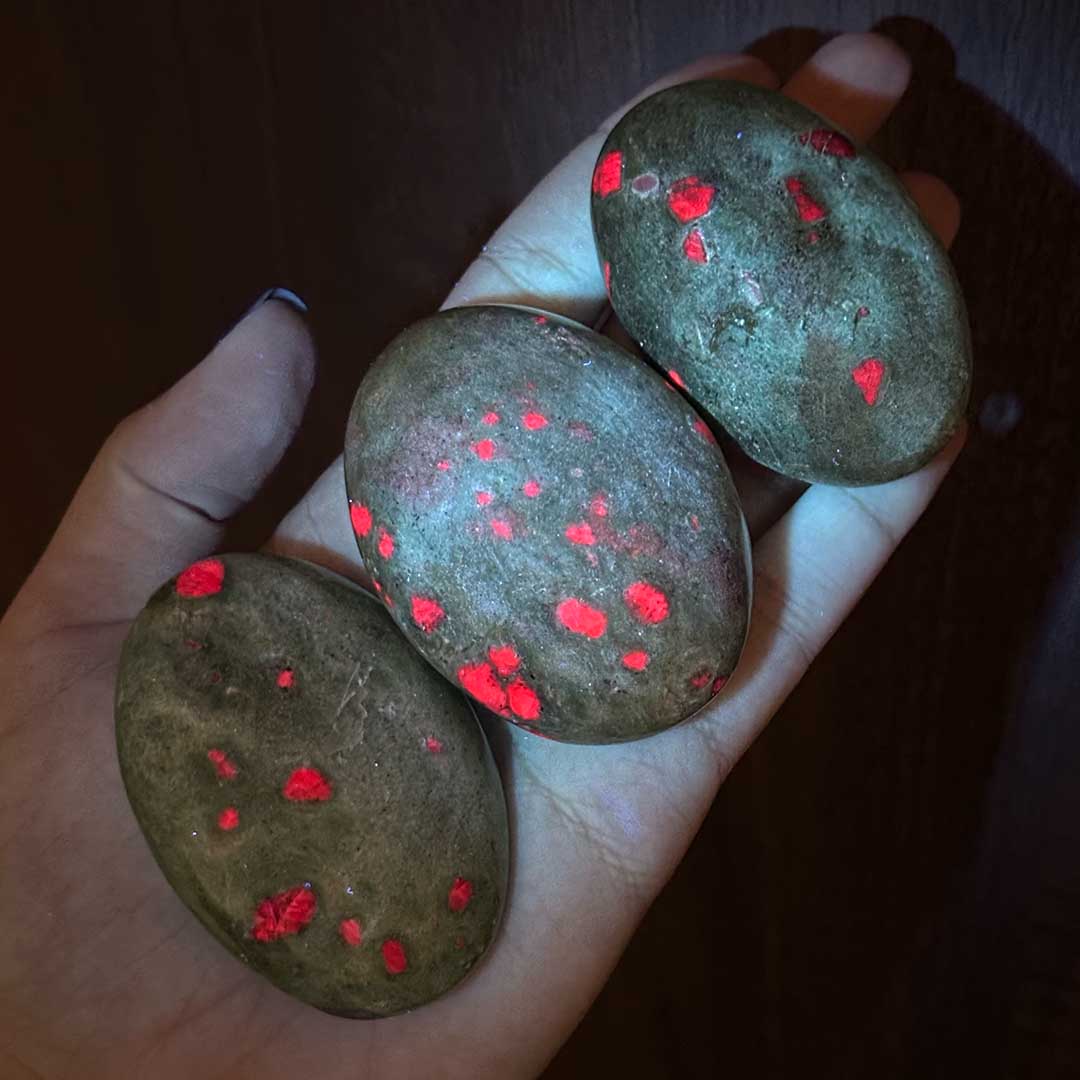 Rubin Fukszitban marokkő - UV reaktív! Utolsó db! - Image 3