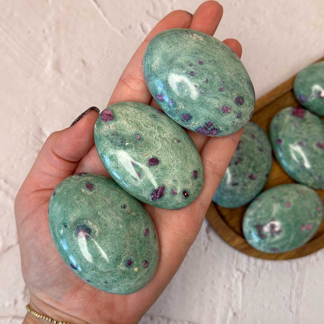 Rubin Fukszitban marokkő - UV reaktív! Utolsó db!