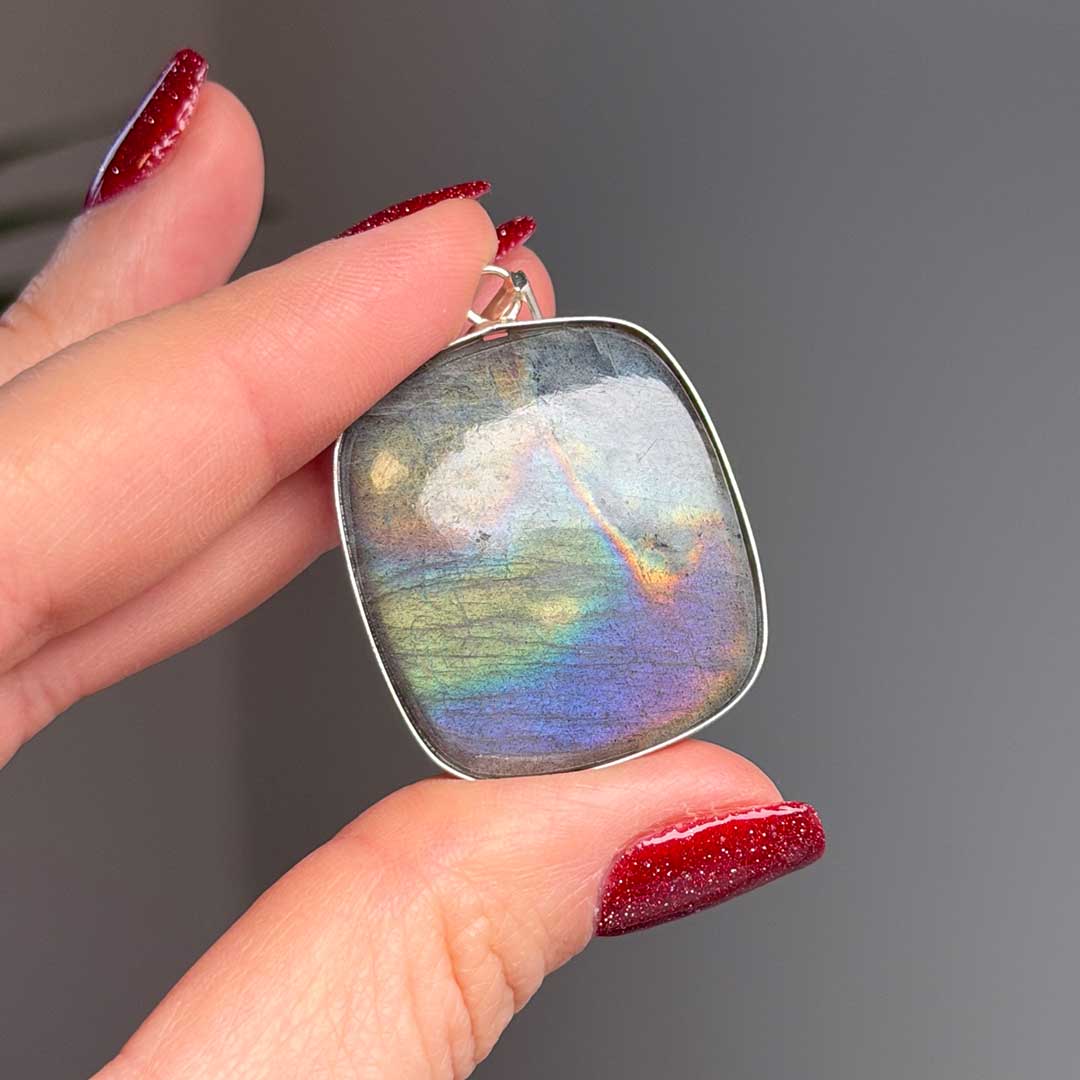 Szivárványos Labradorit medál - rozsdamentes acél lánccal!