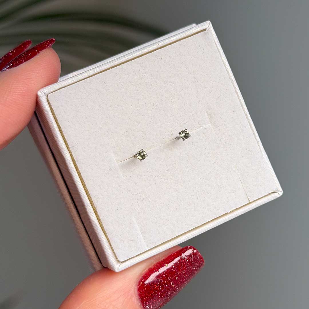 Moldavit fülbevaló ezüstbe foglalva - apró méret