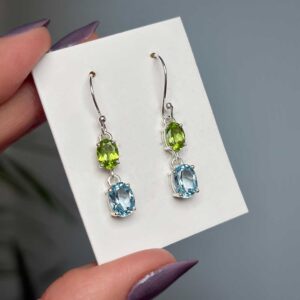 Kék topáz és Peridot fazettált köves ezüst fülbevaló - Peridot, Topáz - Fülbevalók