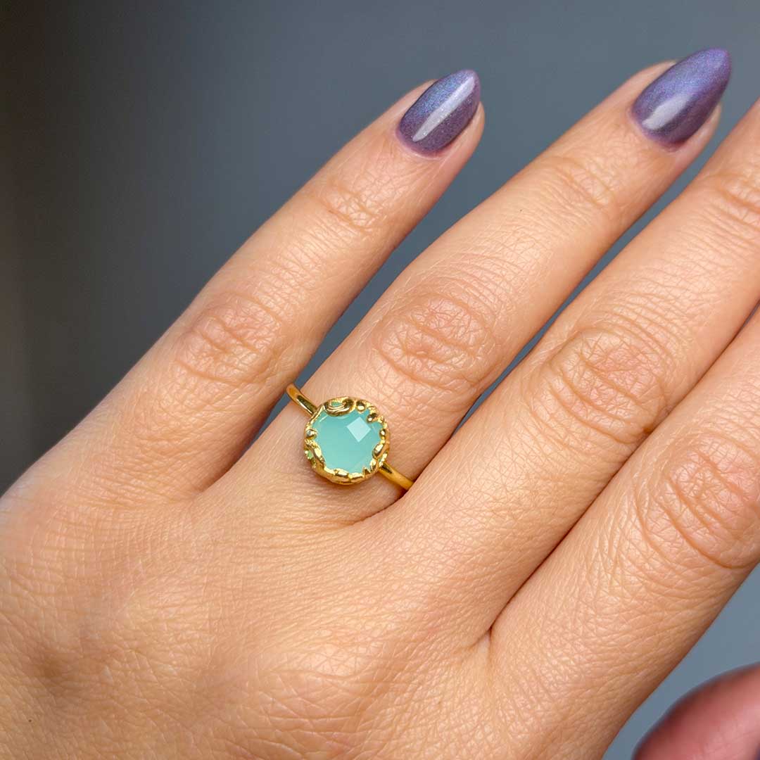 Türkiz szín köves fazettált ezüst gyűrű – arany színű foglalatban - Gyűrűk