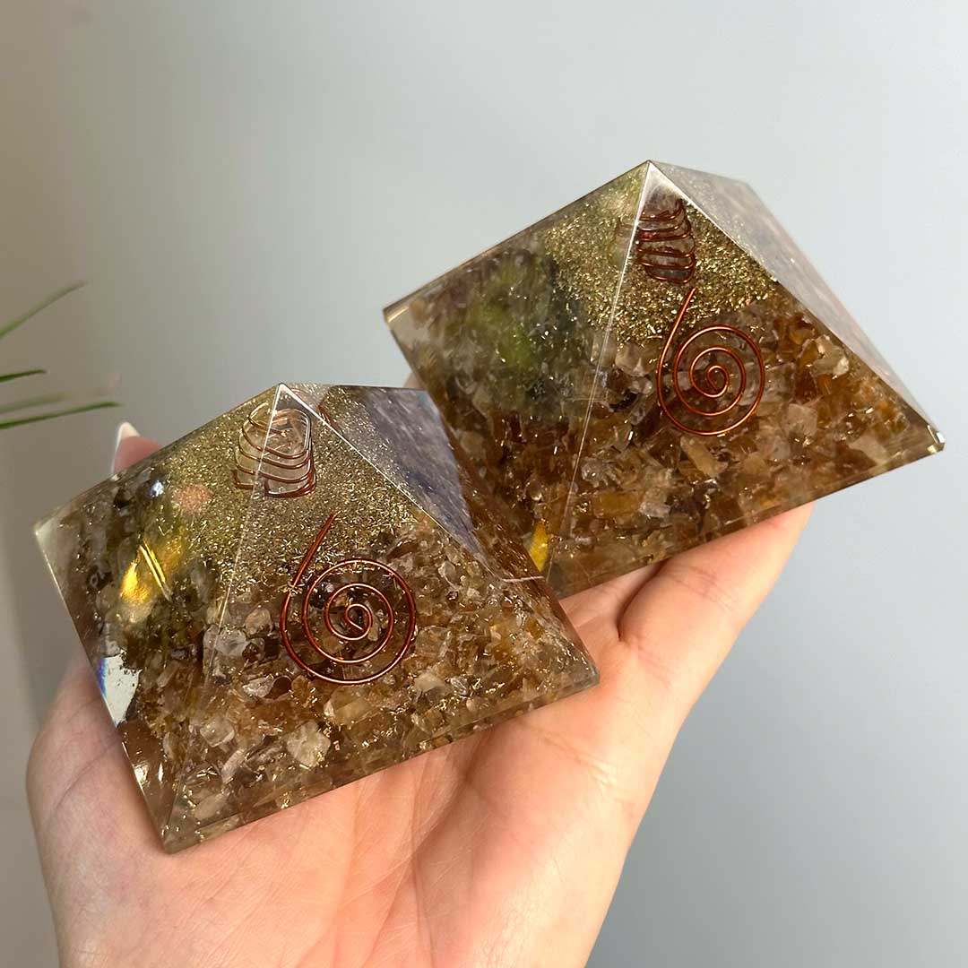 Orgonit piramis Golden Healerrel és Hegyikristállyal Állványok , ásvány 2