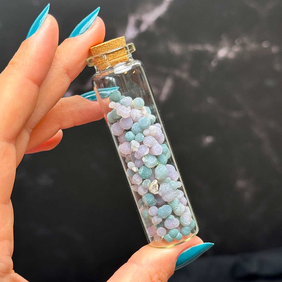 Szőlő Kalcedon üvegcsében