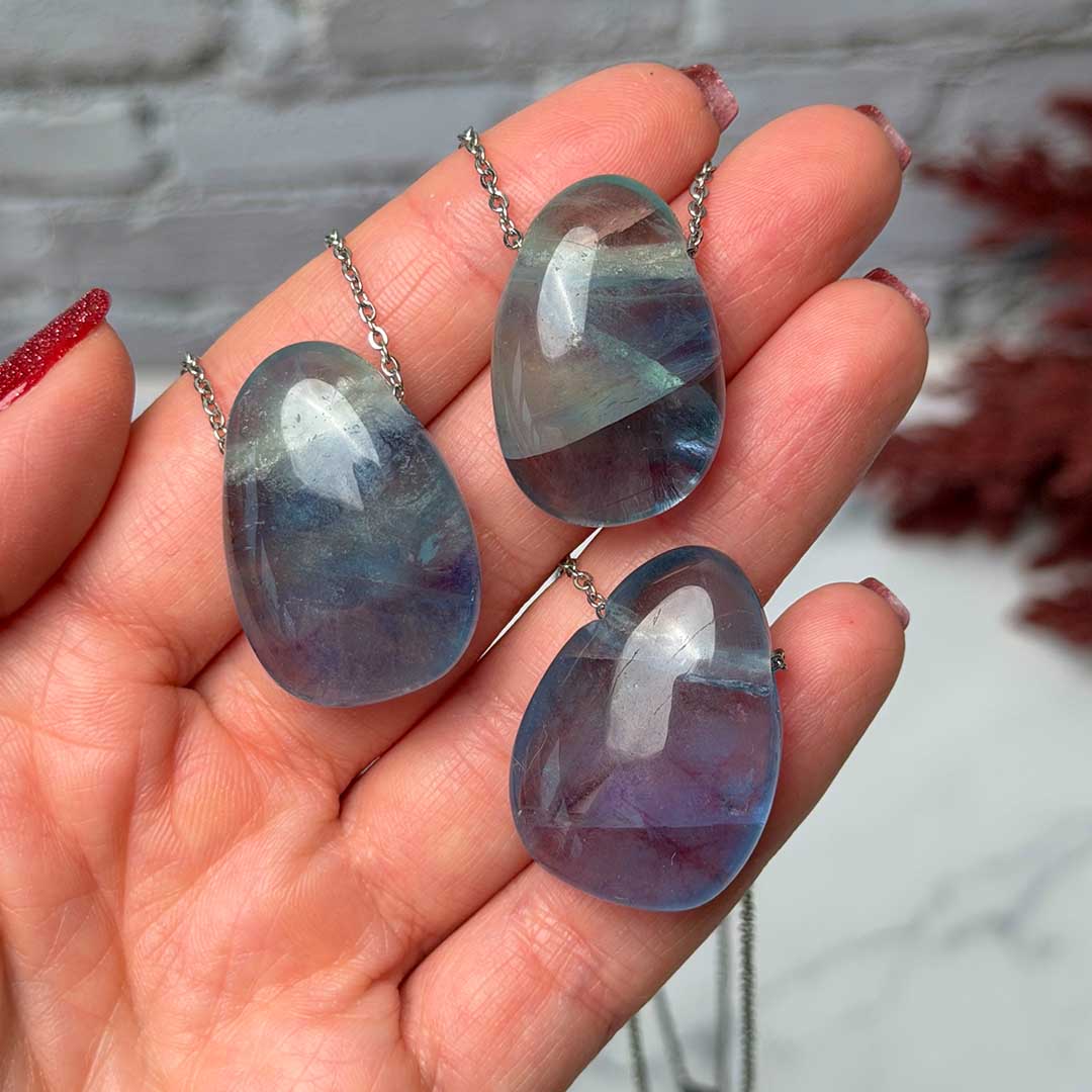 Kék Fluorit medál - rozsdamentes acél lánccal!