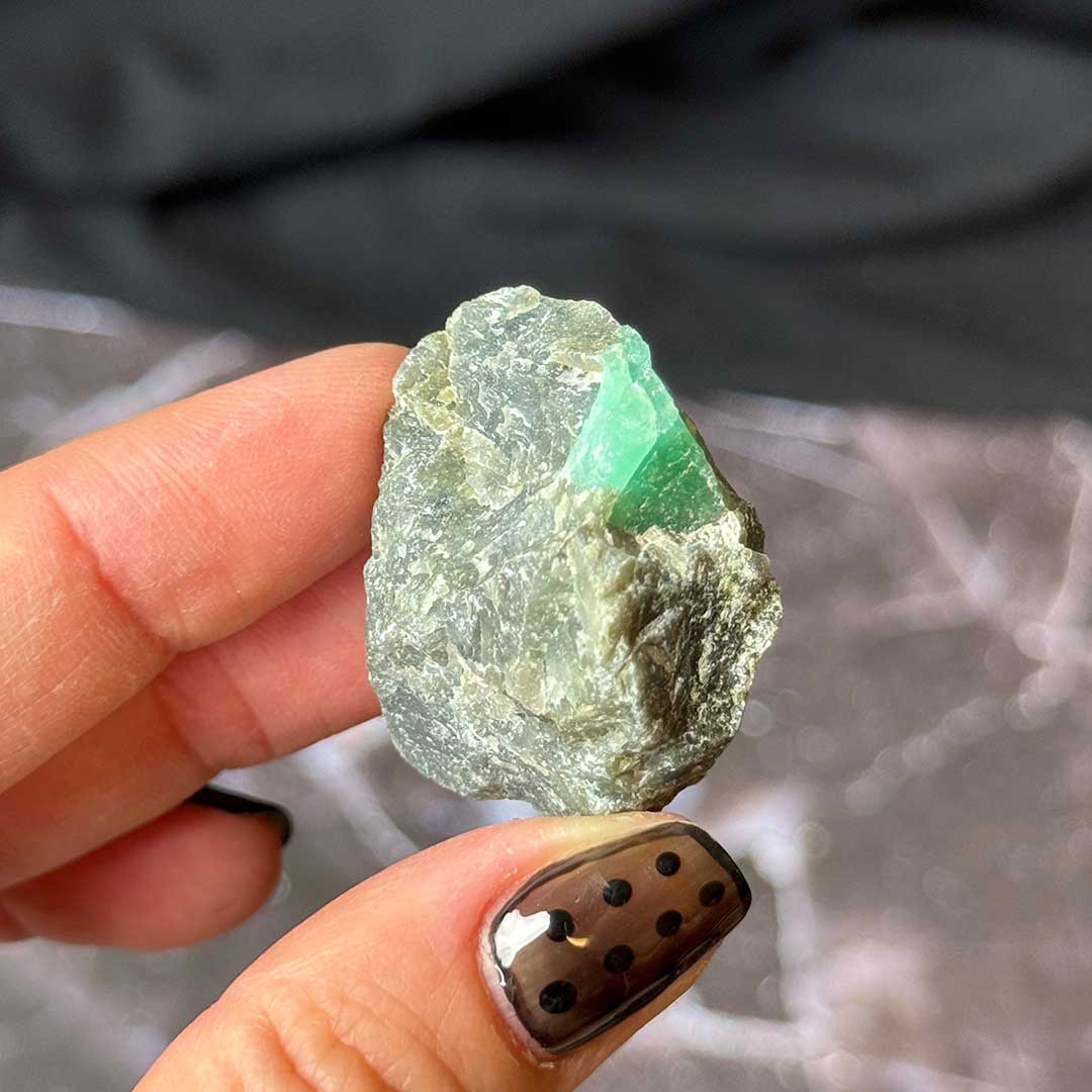 Smaragd nyers ásvány alapkőzeten - Brazíliából (2)