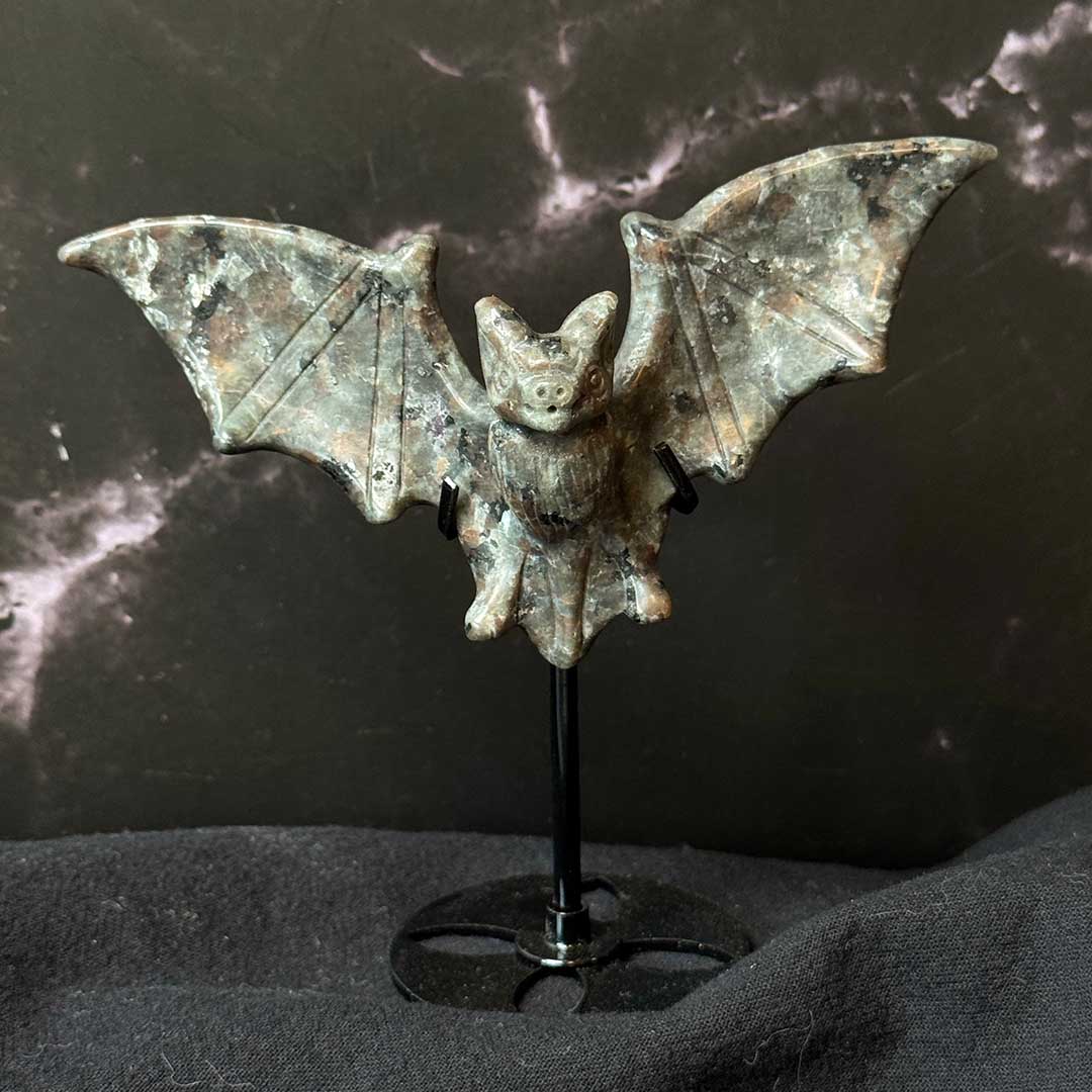 Yooperlite denevér faragvány állványon - UV reaktív!