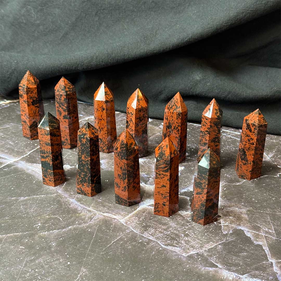 Mahagóni obszidián torony