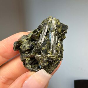 Nagy kristályos Epidot telep (7) - Egyedi termékek