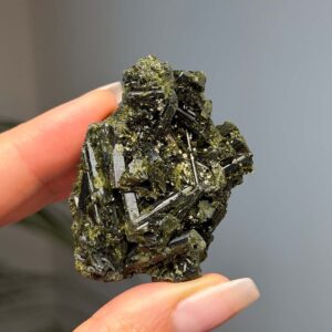 Nagy kristályos Epidot telep (1) - Egyedi termékek