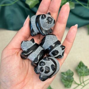 Obszidián panda faragvány