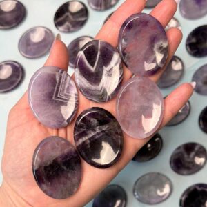 Chevron Ametiszt stresszoldó marokkő - prémium ("worry stone", aggódókő, nyugikő)
